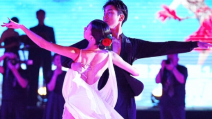 "The light falls on you, so beautiful" - "Wang Chongmo and Li Mohan"