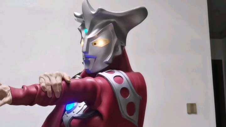 Hãy mặc bộ đồ da của Ultraman Leo!