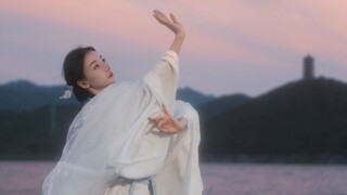 十里平湖绿满天，玉簪暗暗惜华年