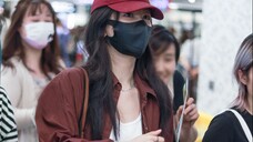 Yang Zi tiba di Paris pada pagi hari. Ketika seorang anak asing jatuh, dia bergegas ke depan untuk m