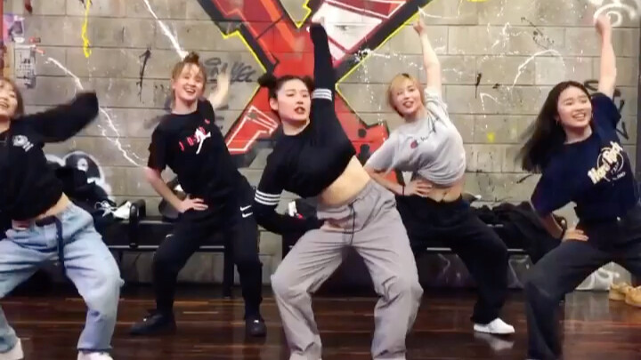 [Dancing KPOP] Lee Jung nhảy "Wannabe" tại phòng tập YGX