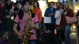 Little girl plays Detective Conan theme in street sax performance