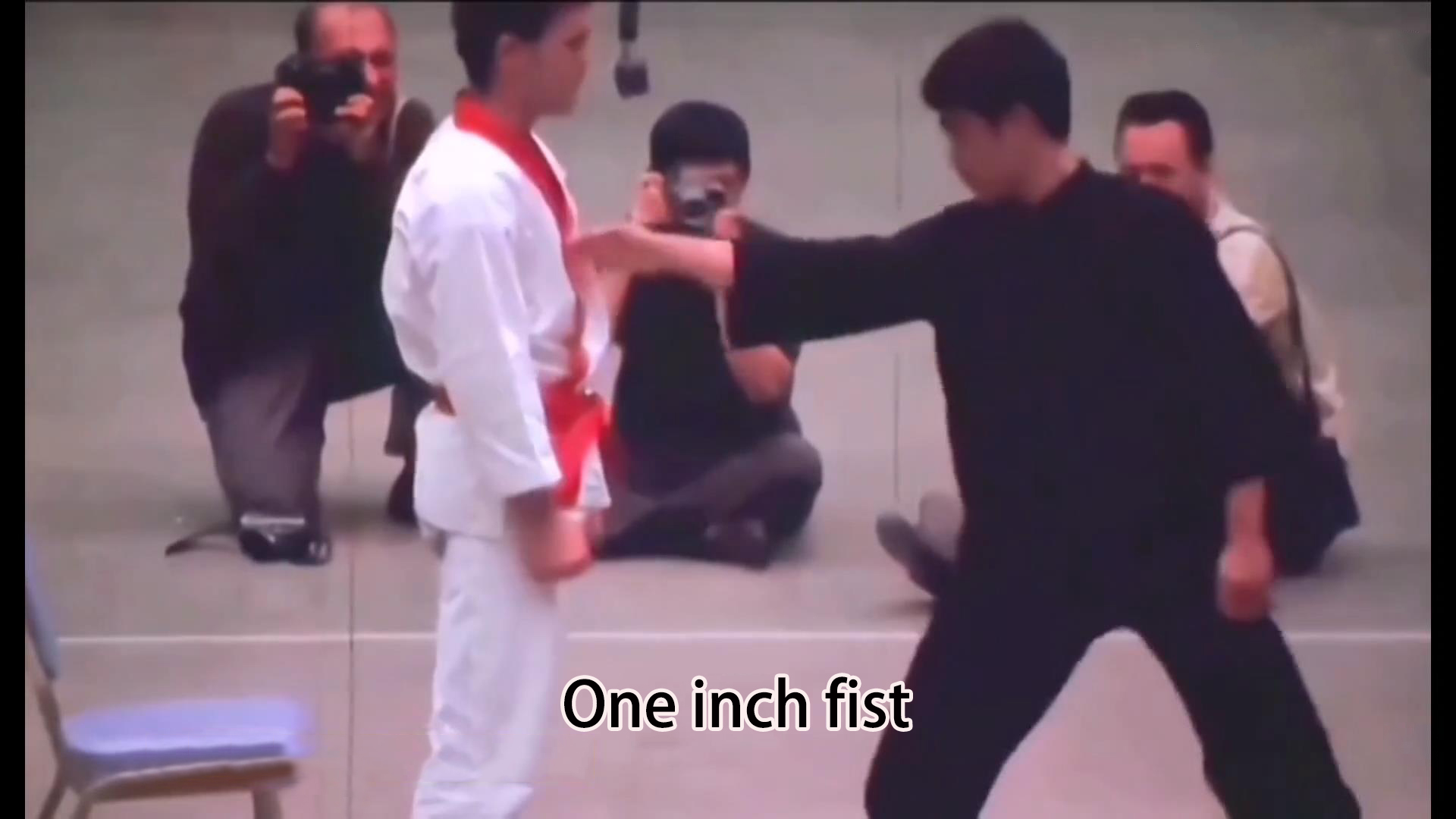 Sports]Bruce Lee's one-inch punch demo in slow motion - Bilibili