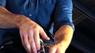 ai có thể nhấc cây bút của thần sấm tho đây nhỉ