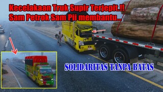 Truk Cabe Kecelakaan Sam Petrok dan Sam Pii membantu