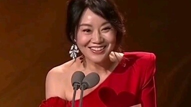 Yan Ni trembled while presenting the award Ni Dahong: I will just watch you perform