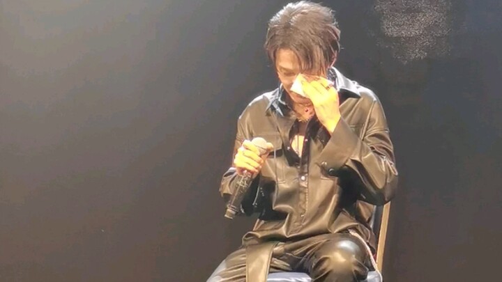 Tan Jianci's 2021 1004Live "Who" full version was shot directly and shed tears on the stage