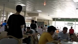 饭堂吃着饭着火了