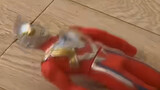 Bài tập thể dục của chị tôi được Ultraman làm