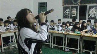 Sốc! Cô gái 14 tuổi thực sự đã hát "Thousand of Sakura" một cách say mê ở trường, đó chỉ đơn giản là