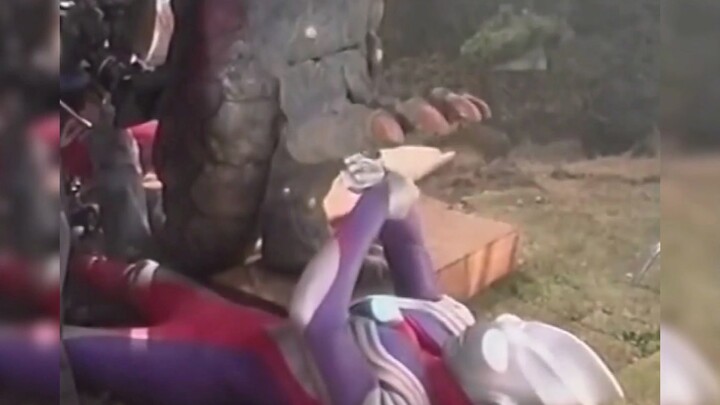 Bagaimana cara menembak tanduk Tiga yang patah? Tidak mudah untuk menembak Ultraman. Hanya aktor ber