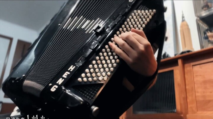 An accordion plays the battle music of Skirmisher Zhou's "God of Righteousness"