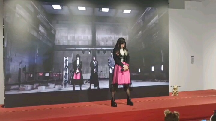 Seorang cosplayer yang seumuran dengan aktor tersebut muncul di Beloba dan bernyanyi serta menari Od