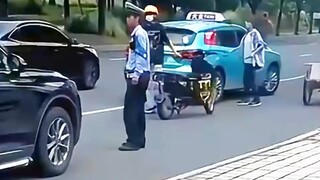 Anak laki-laki yang dibawa pulang yang berpura-pura menjadi babi dan memakan harimau