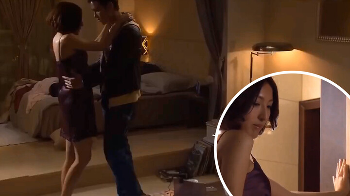 [Movie]Charming woman pushes boyfriend onto bed, kiss scene!