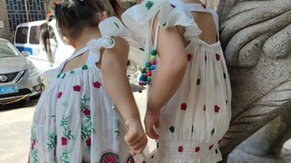 Jika Anda memiliki seorang ibu yang merupakan perancang busana, proses pembuatan gaun bohemian anak 