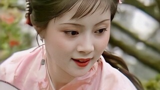 Betapa cantiknya seorang wanita klasik dengan bibir merah merona tanpa polesan, alis hijau tanpa pol