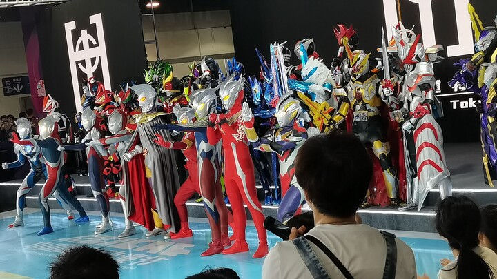 Ini pertama kalinya aku merasakan betapa tampannya Ultraman! ! ! Tampilan samping catwalk Ultraman d
