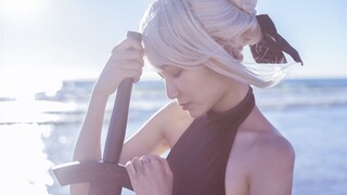 Film pendek cosplay】Fate Saber Alter swimsuit Waktu matahari terbenam di tepi laut】