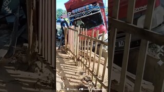 BREAKING NEWS Truk Tabrak Tukang Ojek di Muna Sulawesi Tenggara, Korban Dilarikan ke Rumah Sakit