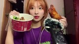 [chewing] To eat crispy chicken leg rice