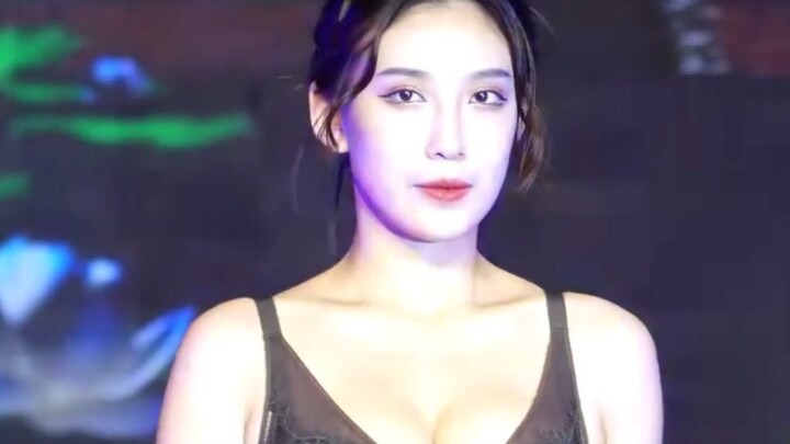 Model catwalk-2022 Chengdu Lotus Big Tits Lingerie Show