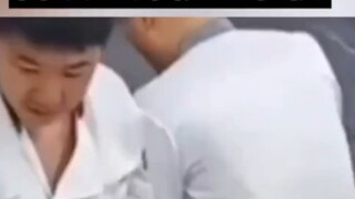 Ikan mas itu mengayunkan ekornya dan memecahkan nampan, meninggalkan sang murid sambil menangis.
