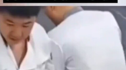 Ikan mas itu mengayunkan ekornya dan memecahkan nampan, meninggalkan sang murid sambil menangis.