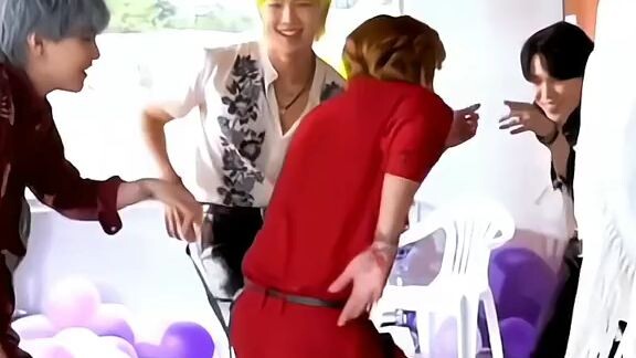 what are they doing?🤔💜💜💜💜💜💜💜