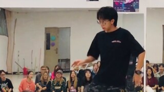 "Situasi Saat Ini dalam Audisi Gaya Bebas untuk Klub Dansa Mahasiswa Baru Kontemporer" Noob? pria ta