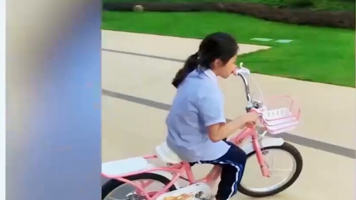 An 8-year-old paralyzed girl practiced hard for 2 years and went from being unable to stand to being