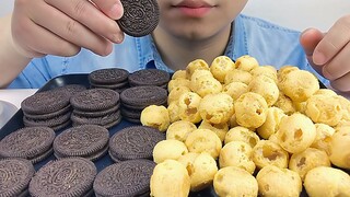 Âm thanh giòn tan khi nhai bánh gạo WangWang vị dâu và Oreo Socola