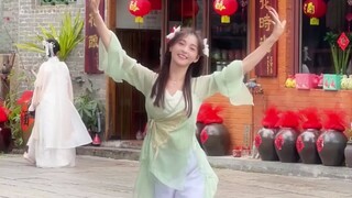 这又是谁家的俏皮姑娘在此处撒欢