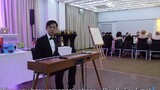 Seorang teman memperkenalkan pekerjaan bermain piano untuk perjamuan perusahaan, berpakaian rapi, da