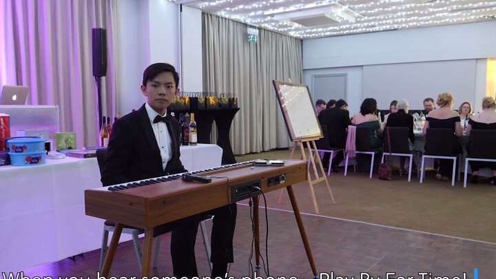 Một người bạn giới thiệu một công việc chơi piano cho bữa tiệc của công ty, ăn mặc gọn gàng và đi cù