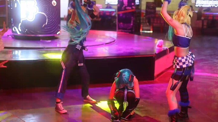 Dancing twins playing with Miku's ponytail (bushi)