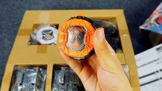 Anh chàng tặng người hâm mộ một bao lì xì Kamen Rider với giá 49 tệ và thực sự đã tặng những thứ này