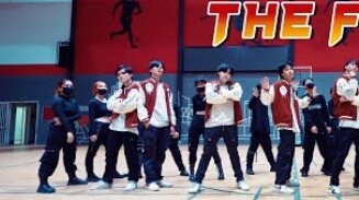 Rombongan tari Vietnam membuka cover dance "DON'T FIGHT THE FEELING" EXO yang dibawakan oleh FGDANCE