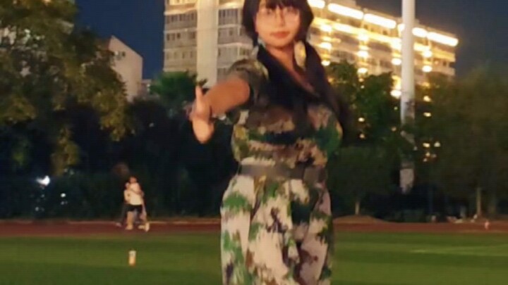 军训在同学面前翻跳了宅舞《love it》，耶耶耶