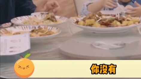 Mario sedikit terkejut saat melihat ibunya makan dengan kecepatan yang sama