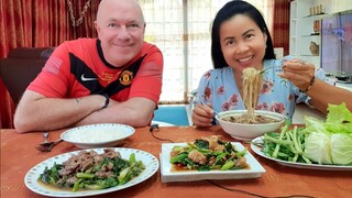 ก๋วยเตี๋ยวเนื้อ คะน้าหมูกรอบ กว่าจะมาเป็นมาดามที่สบายทำอะไรมาบ้าง Soup Noodle & Stir Fry Crispy Pork