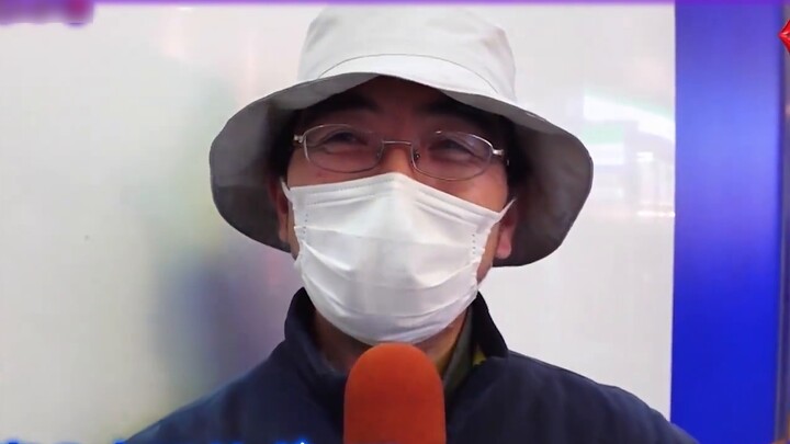 Phỏng vấn người dân trên đường phố Nhật Bản, kiểm tra đồ đạc trong túi xách của người qua đường và t