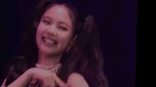 jennie竟然在演唱会上表演自己solo单曲时笑场，到底发生了啥