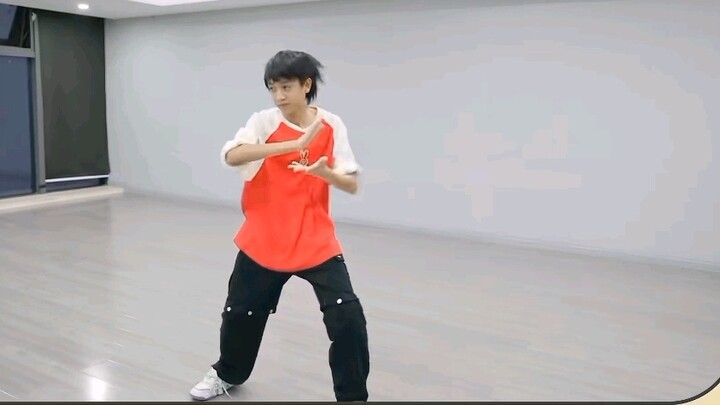 Naga tua itu menari pesta yang berbahaya! Saya sangat suka lagu ini. Siapa tahu saya menari sendiri 