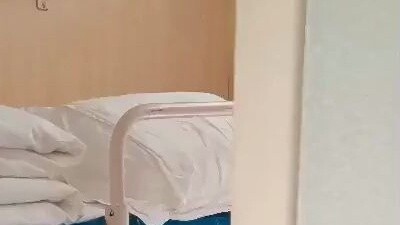 Trong lúc người phụ nữ bế con về nhà, cô khoe chiếc giường mềm cao cấp được mua với giá 1.700 đồng. 