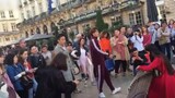 [Âm nhạc] Bản đàn tranh của "Đao Kiếm Như Mộng" trên phố nước Pháp!