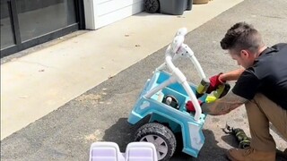 Anak-anak ingin pergi berkemah, jadi ayah mereka membuatkan mereka mobil berkemah