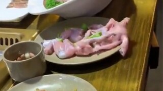 【慎入】肉成精了！餐桌上的一块肉突然动了起来！吃饭的人吓尿了！