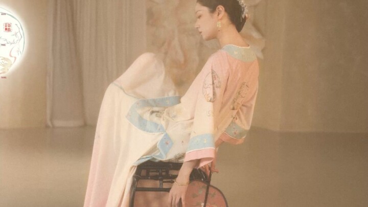 The original Vajra Dance "Mantingfang" has slender waists and light steps; the pearl-hanging step ha