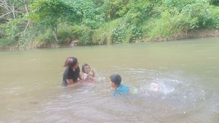 เล่นน้ำ